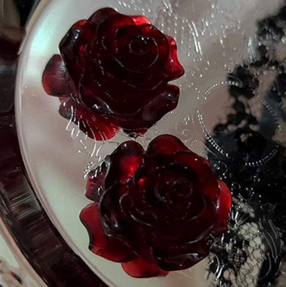 Blood Red Resin Rose Earrings Carved Flower 3D Realistic Flowers New - Picture 6 of 8